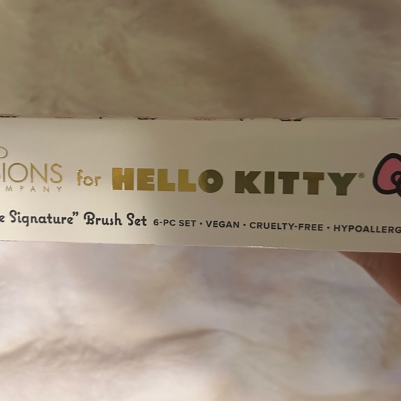 Hello Kitty  "Supercute Signature" 6-Pc Brush Set Pink NEW in BOX Impressions - Picture 3 of 4